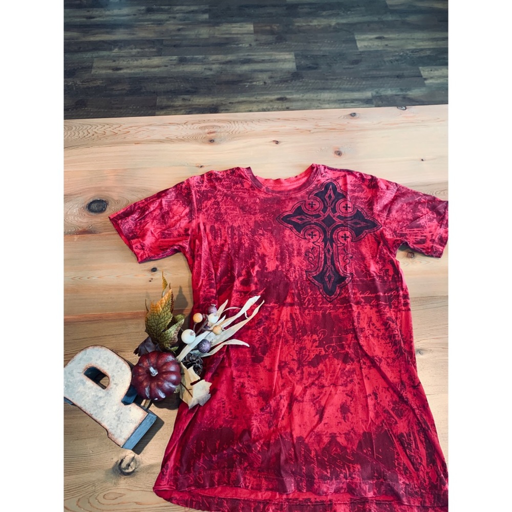 Red men’s short sleeve buckle brand.